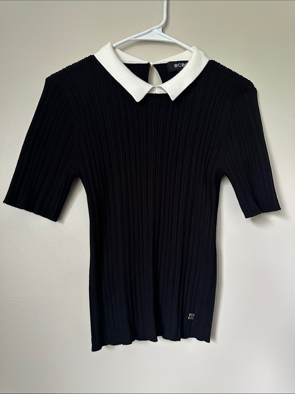 *BCBG* Black x White Short-Sleeve Knot Ribbed Top Size Medium